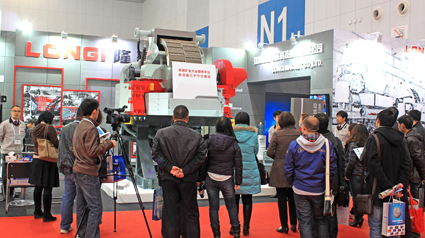 隆基展品现场成交吸引了媒体的关注 隆基展品现场成交吸引了媒体的关注