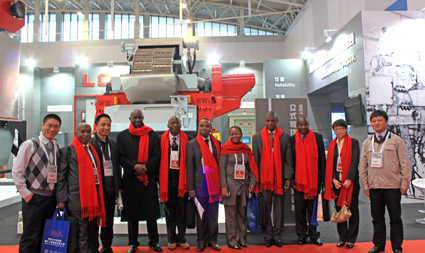 非洲大使及夫人与隆基领导亲切合影 非洲大使及夫人与隆基领导亲切合影