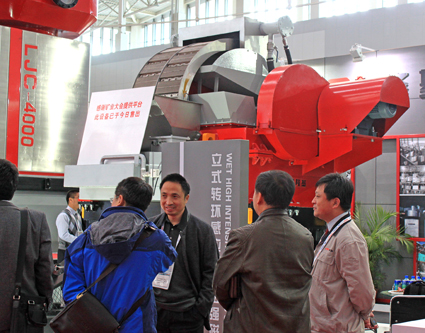 隆基总经理赵能平与客户亲密交流 隆基总经理赵能平与客户亲密交流