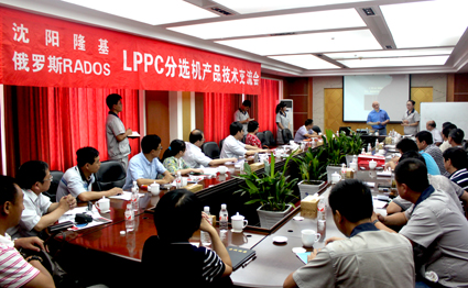 俄罗斯专家尤里现场讲解产品技术并与代表交流 俄罗斯专家尤里现场讲解产品技术并与代表交流