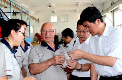 参会代表与俄罗斯专家进行现场实验并检验效果 参会代表与俄罗斯专家进行现场实验并检验效果